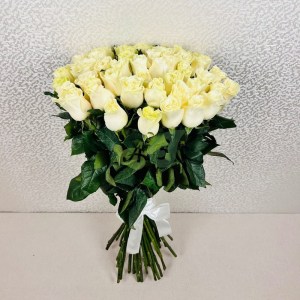 51 белая роза в букете на праздник